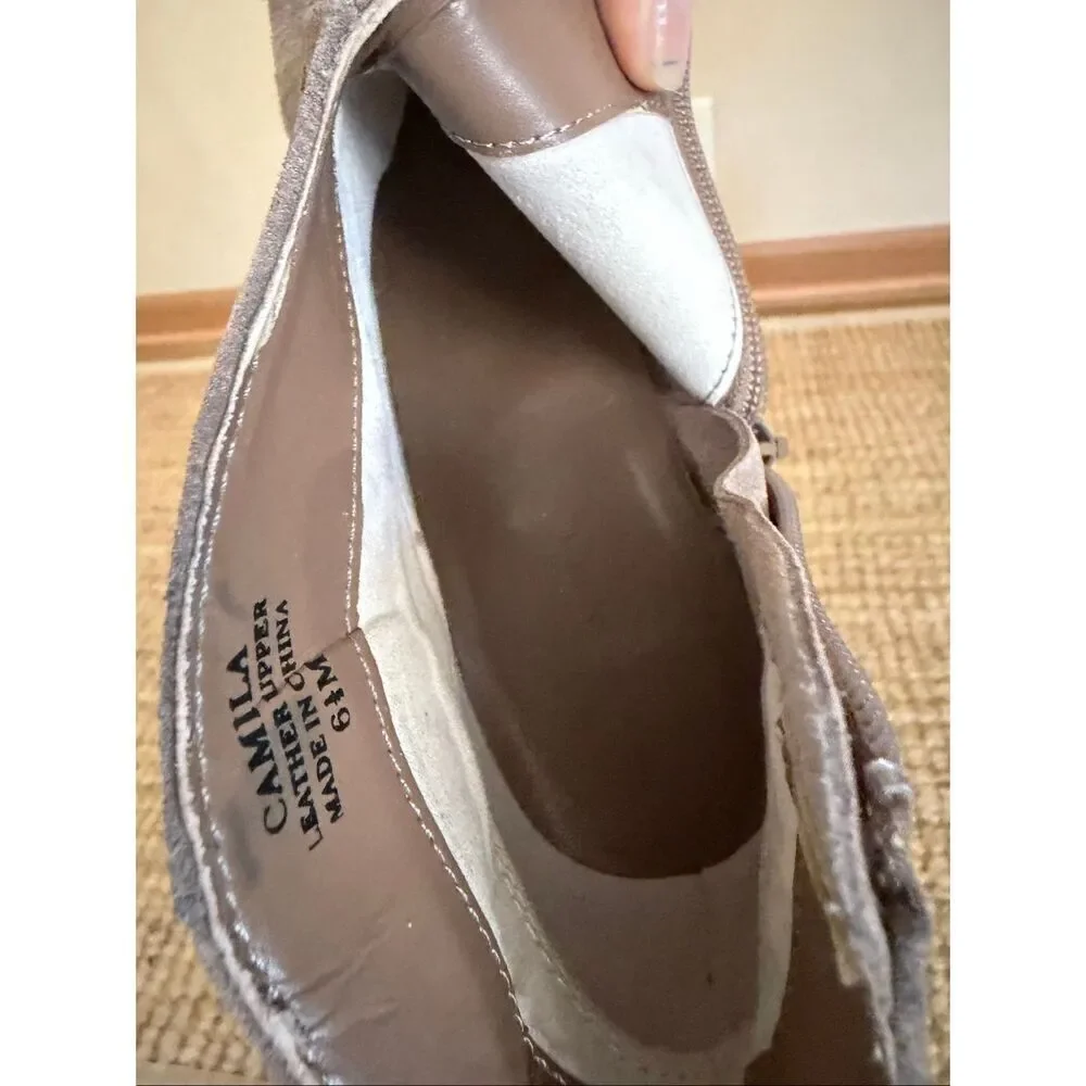 Tahari Camila Taupe Suede Fringe Ankle Booties Women’s 6.5M Stacked Heel